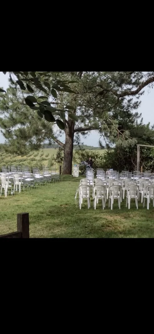 Gramado com cadeiras preparado para uma celebração ao ar livre