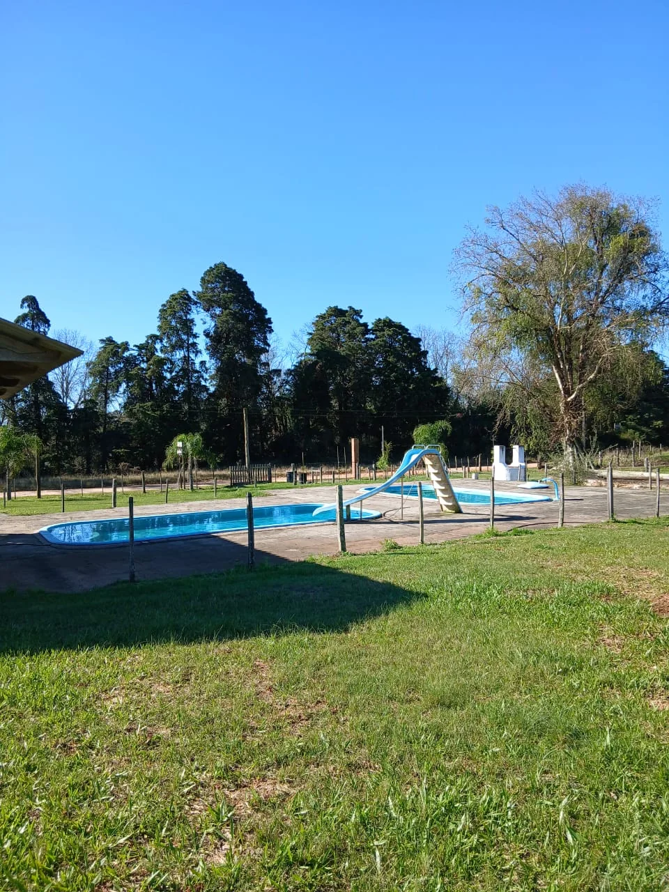 As duas piscinas e a área de lazer da Daluztur